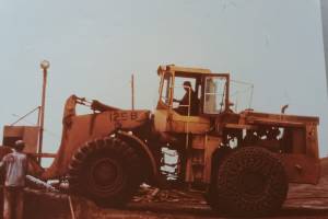 Καλοκαίρι 1983,εργασίες στη σκάλα φορτώσεως Σκαλιστηρη περιοχή "Ελευσινια" διπλα στα ναυπηγεία. φωτογραφικό αρχείο κου Αντώνιου Καραδήμα